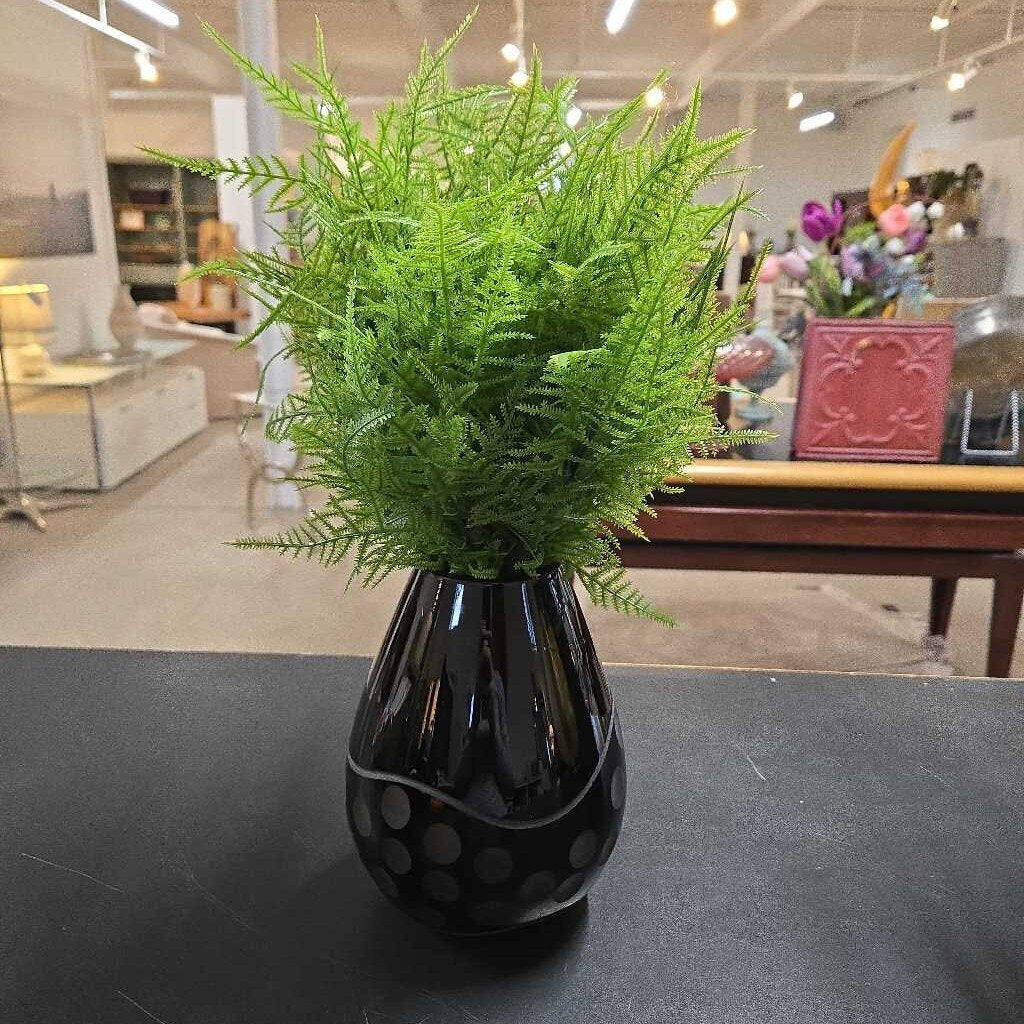 FAUX FERN IN GLASS VASE W/CIRCLES