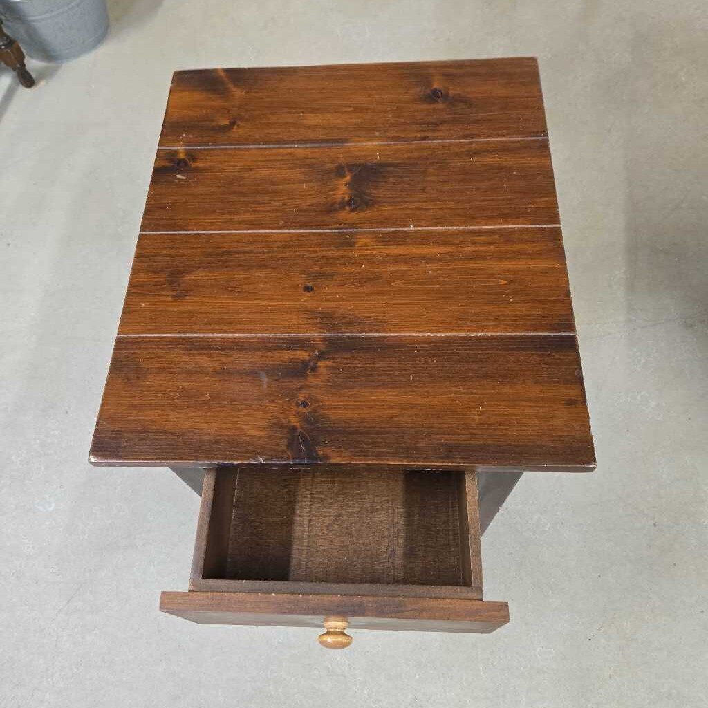 PINE ENDTABLE