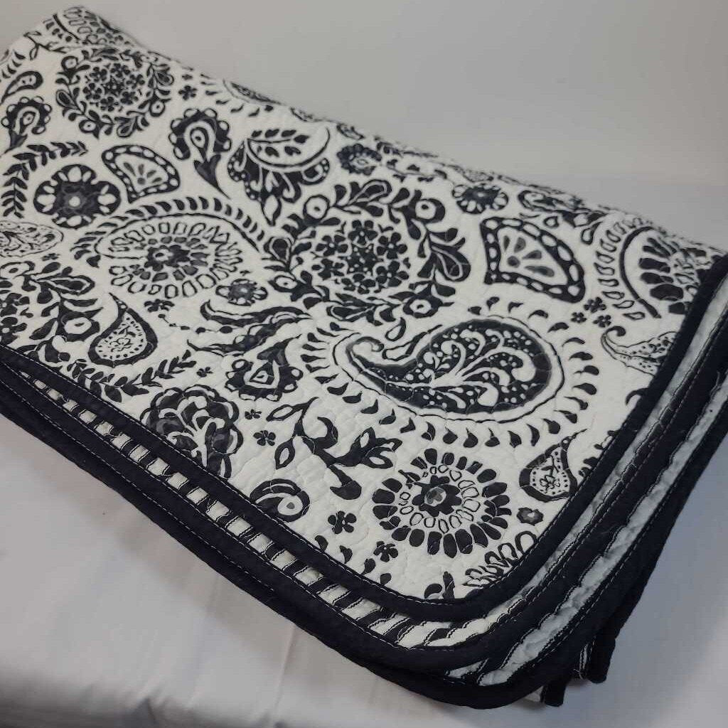 BLACK & WHITE LAP QUILT