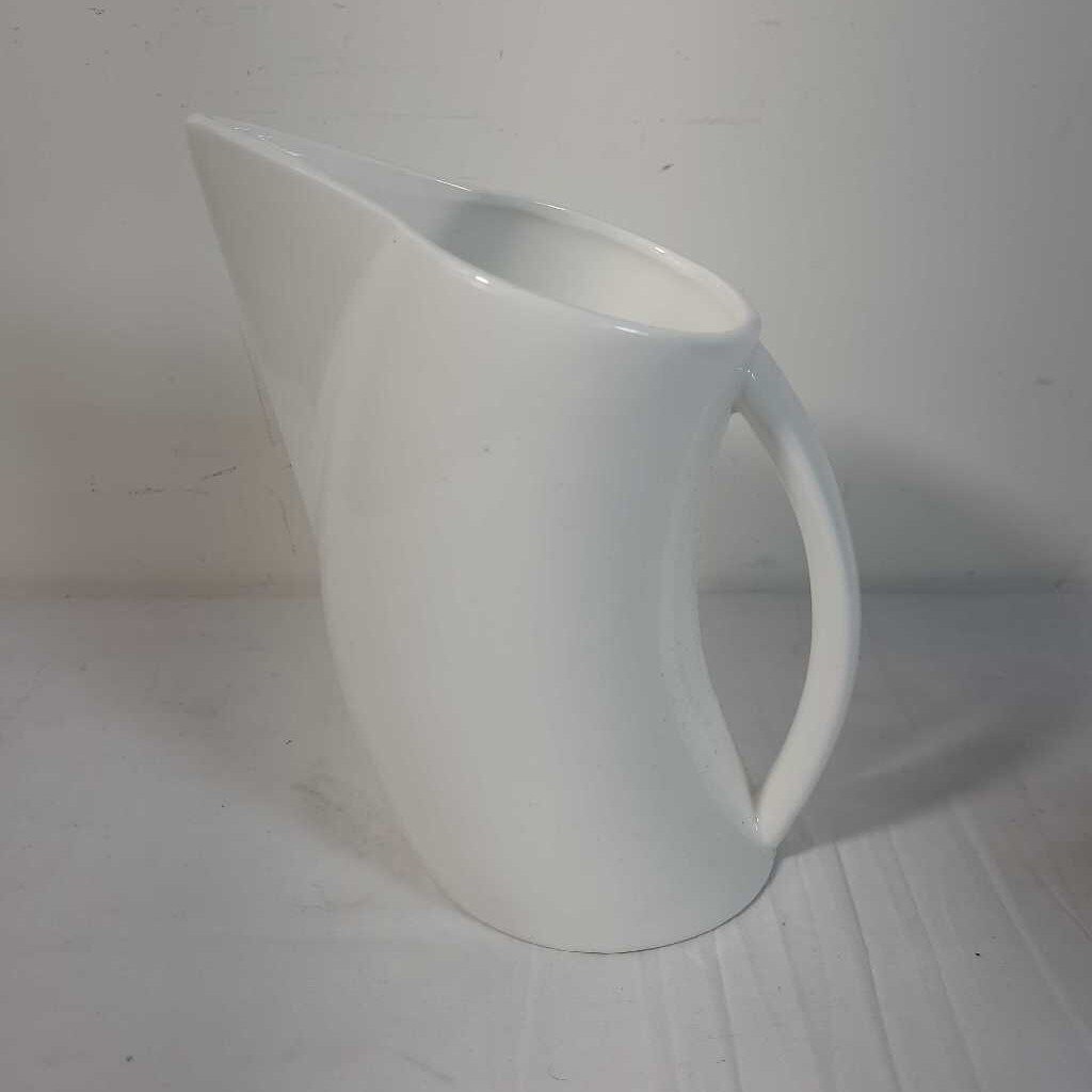 WHITE CURVED PITCHER