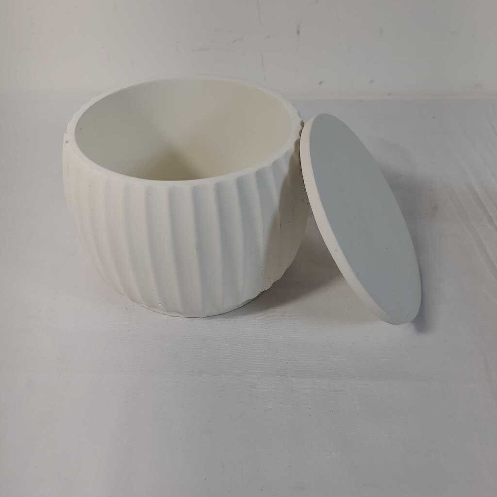 CEMENT LITTLED DISH
