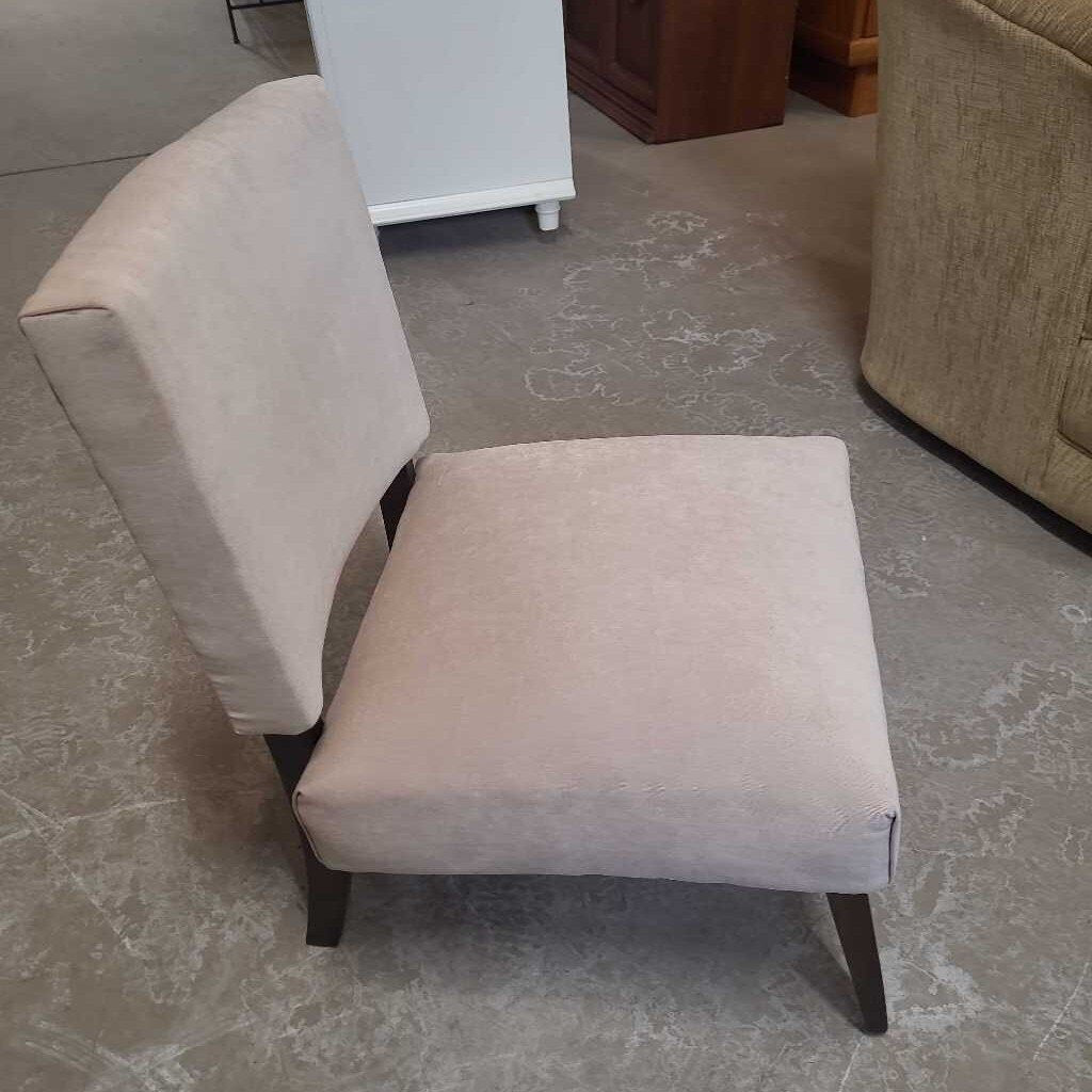 ACCENT CHAIR