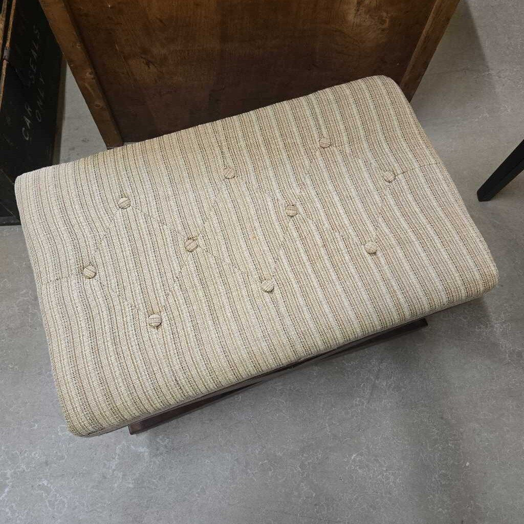 UPHOLSTERED BENCH