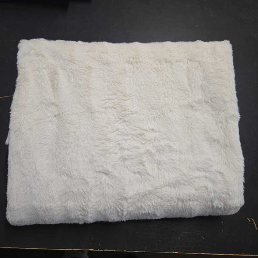 WHITE FAUX FUR BLANKET