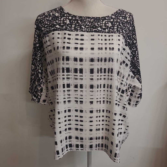 BLACK & WHITE PRINT SHORT SLEEVE TOP