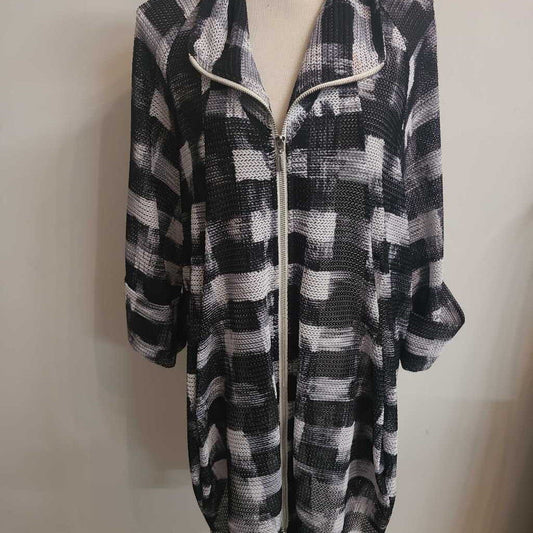FLOWY BLK/WHT CARDIGAN WITH ZIPPER