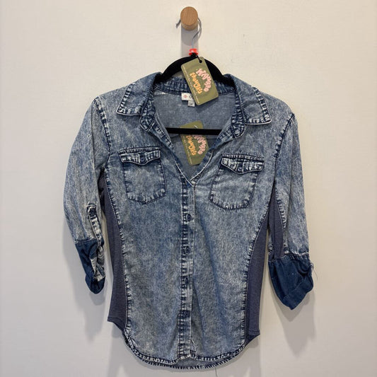 GUESS - CHAMBRAY BUTTON UP SHIRT