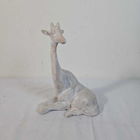 GIRAFFE LAYING DOWN