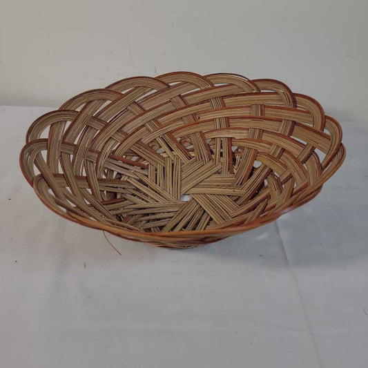 SHALLOW WOVEN BASKET