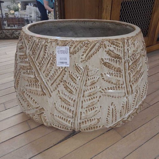 LG TERRACOTTA POT W/LEAVES