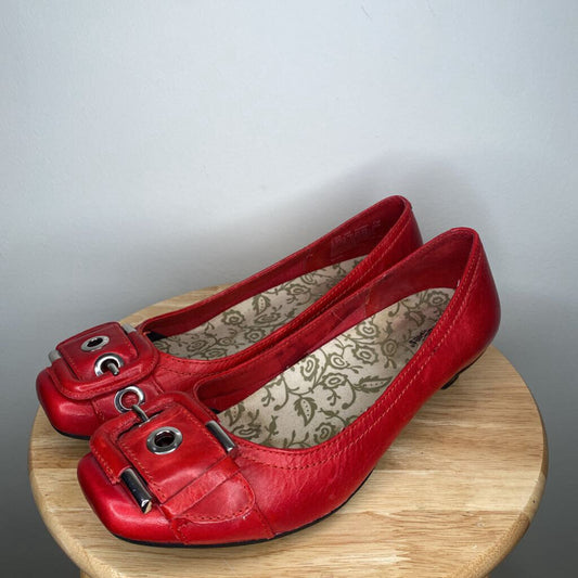 HUSH PUPPIES - RED LEATHER BUCKLED KITTEN HEELS