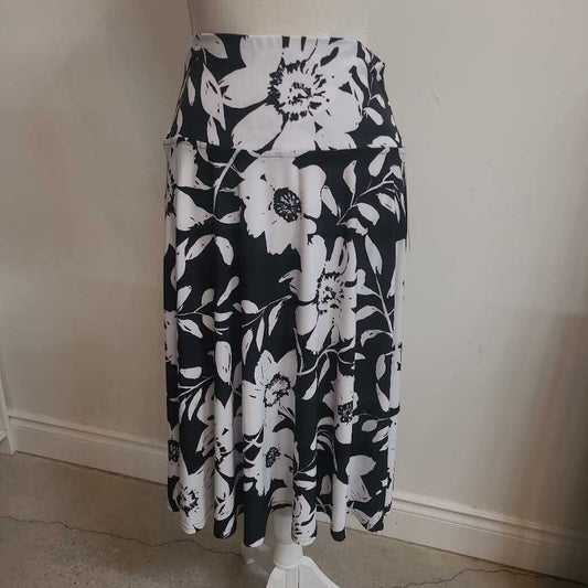 BLACK & WHITE STRETCHY SKIRT