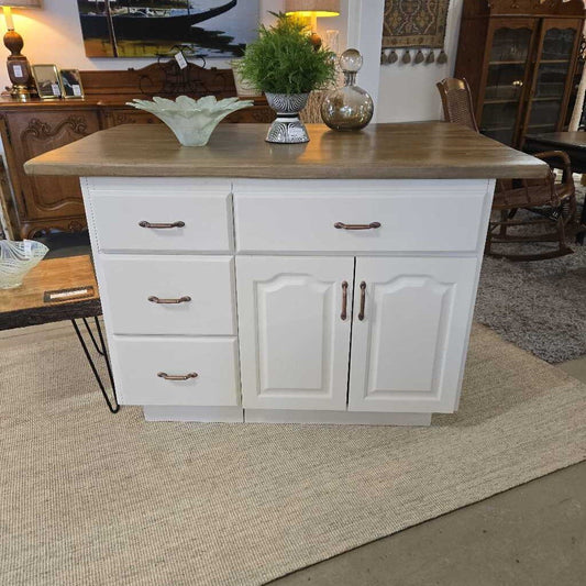 NEWLY MADE ISLAND W/ 2 STOOLS