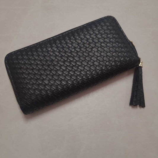 BLACK ZIPPERED WALLET