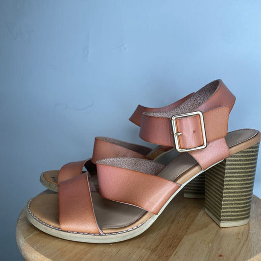 OLD NAVY - BROWN BLOCK HEEL SANDALS