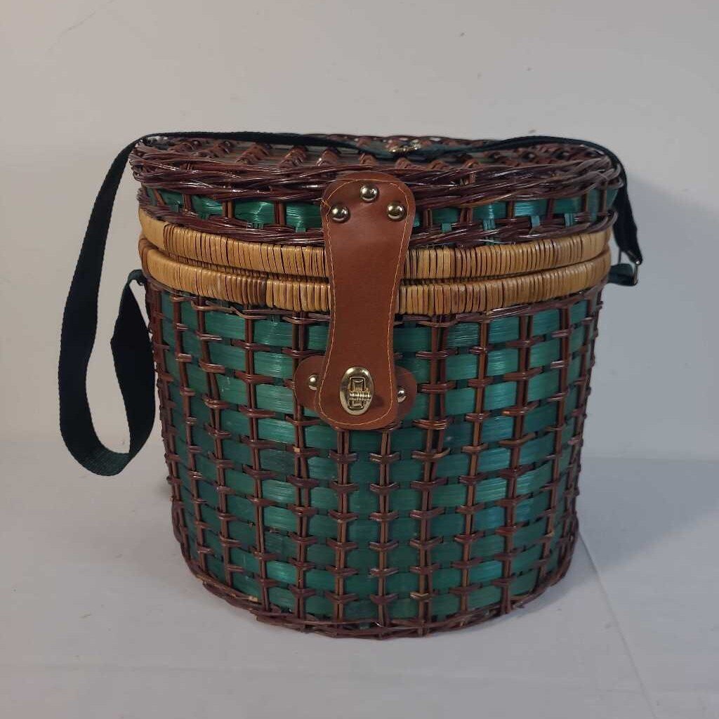 VTG WOVEN PICNIC BASKET