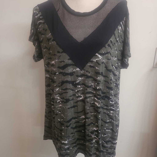 GREEN CAMO VNECK TOP