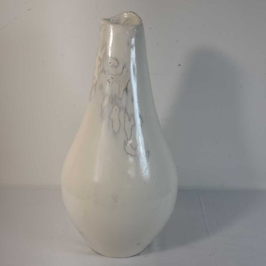 CREAM DISTRESSED VASE