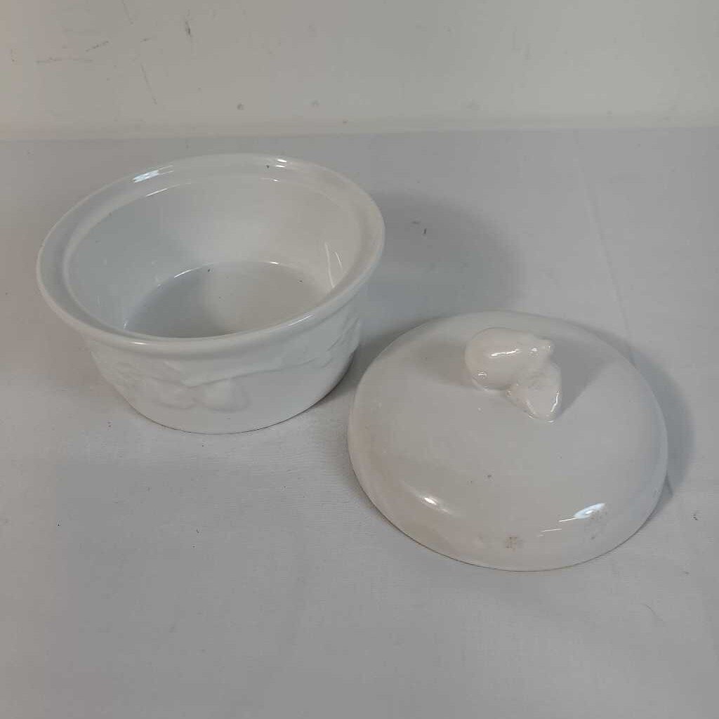VTG WHITE CERAMIC FRUIT EMBOSSED LIDDED DISH