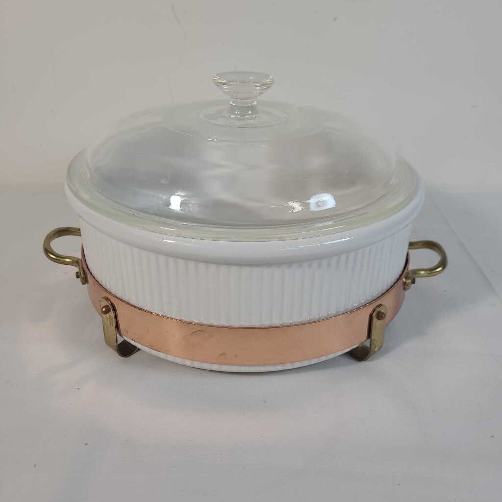 CERAMIC CASSEROLE DISH IN COPPER STAND