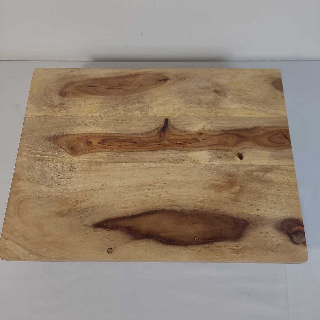 WOODEN CUTTING BOARD