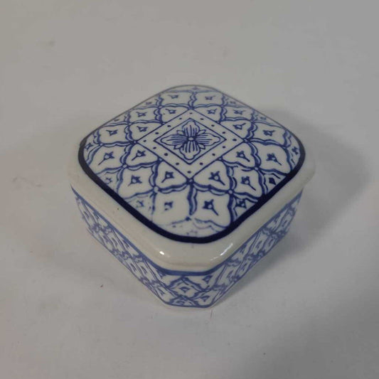 BLUE & WHITE LIDDED CERAMIC DISH