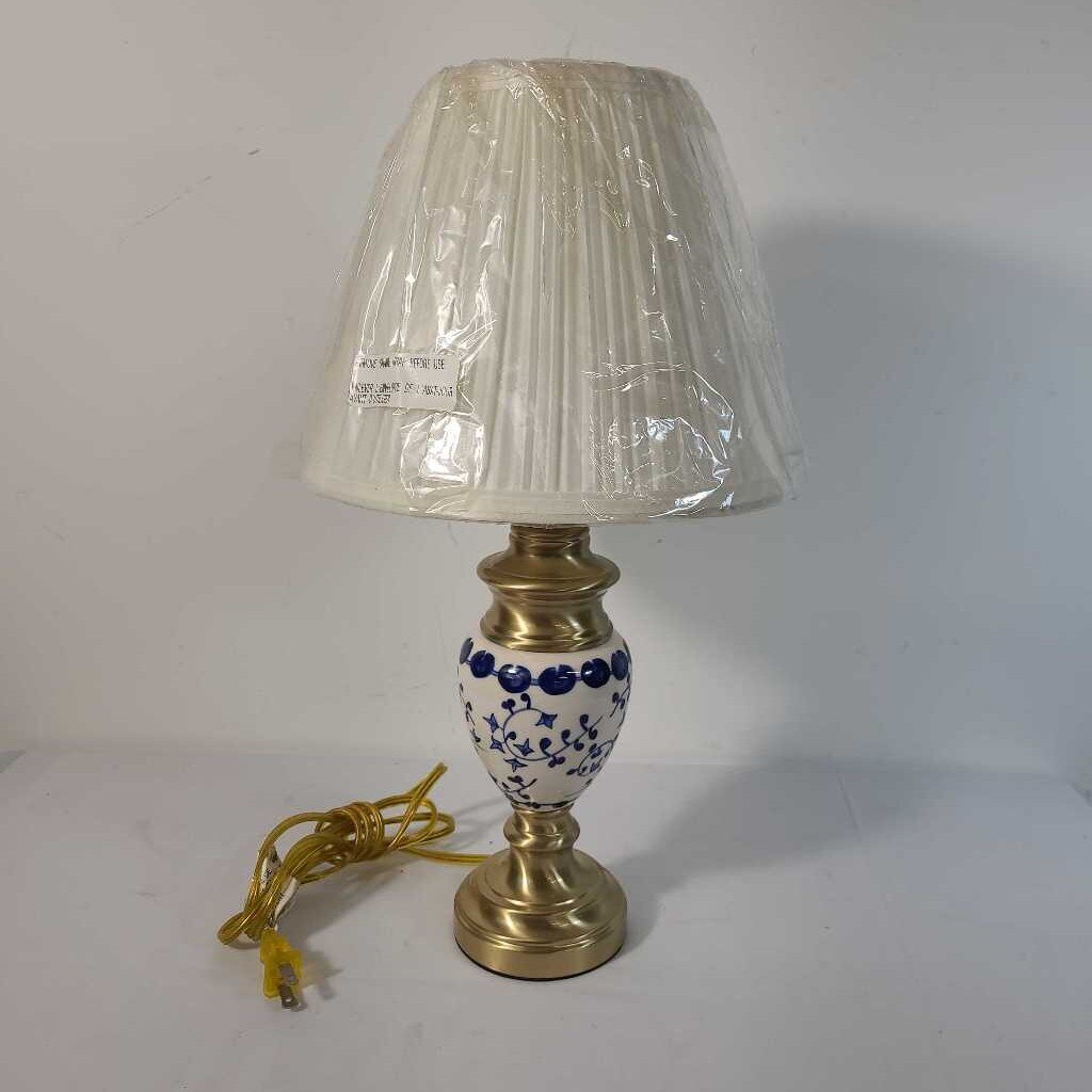 BLUE & WHITE TABLE LAMP W/GOLD BASE