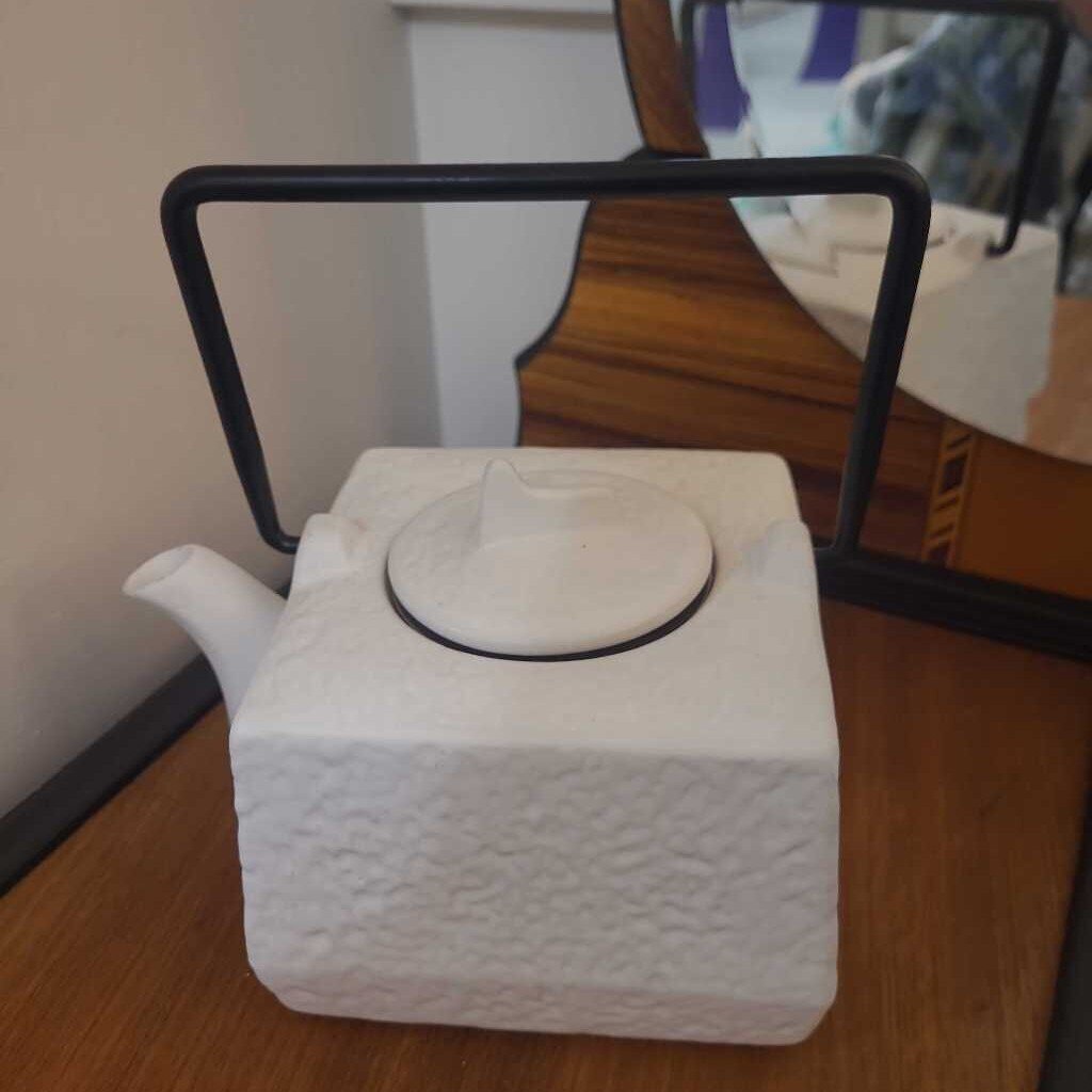 Morris Design White Pebble Tea Pot