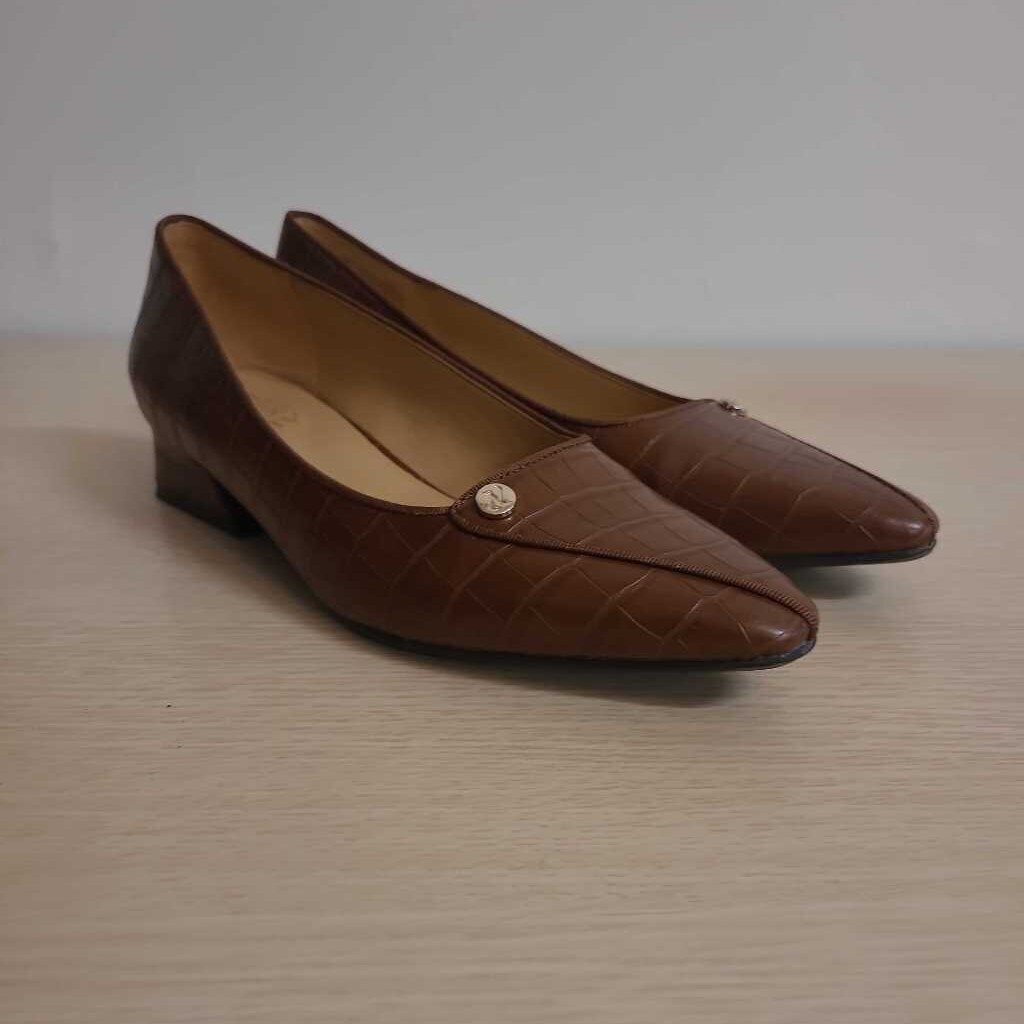 BROWN LOW HEELED PUMPS