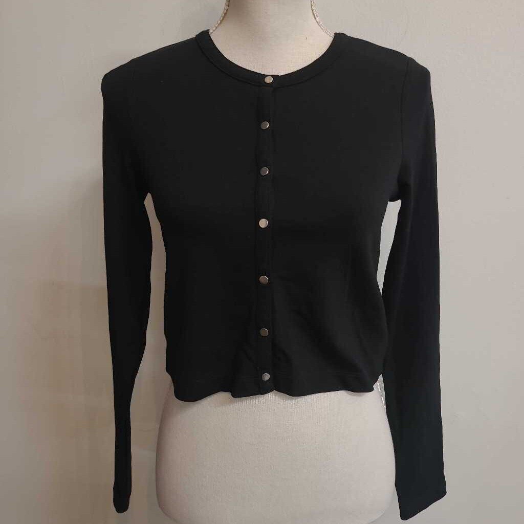 CROPPED BLACK TOP WITH SILVER BUTTONS