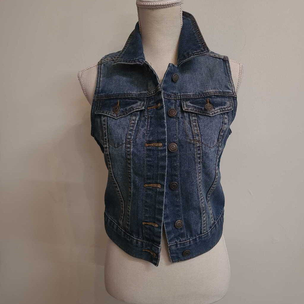 SLEEVELESS DENIM VEST