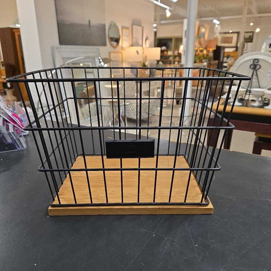 BLACK BASKET W/WOODEN BASE