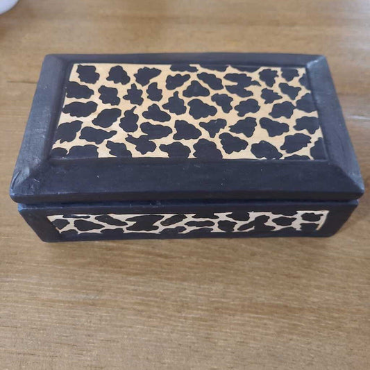 WOOD GIRAFFE LIDDED BOX