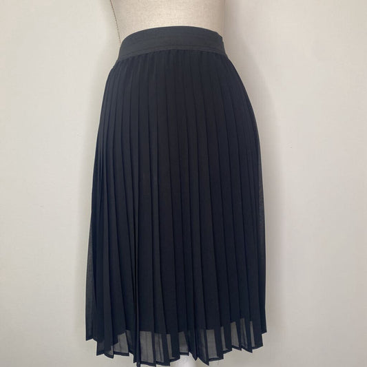 BLACK PLEATED SKIRT