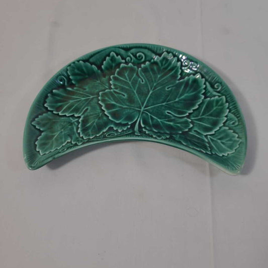 VTG WEDGEWOOD GREEN MAJOLICA CRESCENT-SHAPED LEAF PLATE