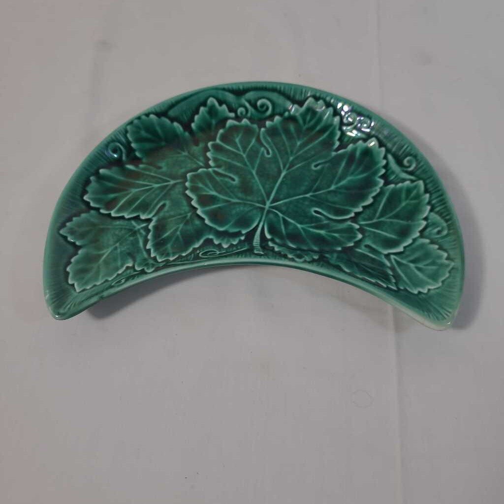 VTG WEDGEWOOD GREEN MAJOLICA CRESCENT-SHAPED LEAF PLATE
