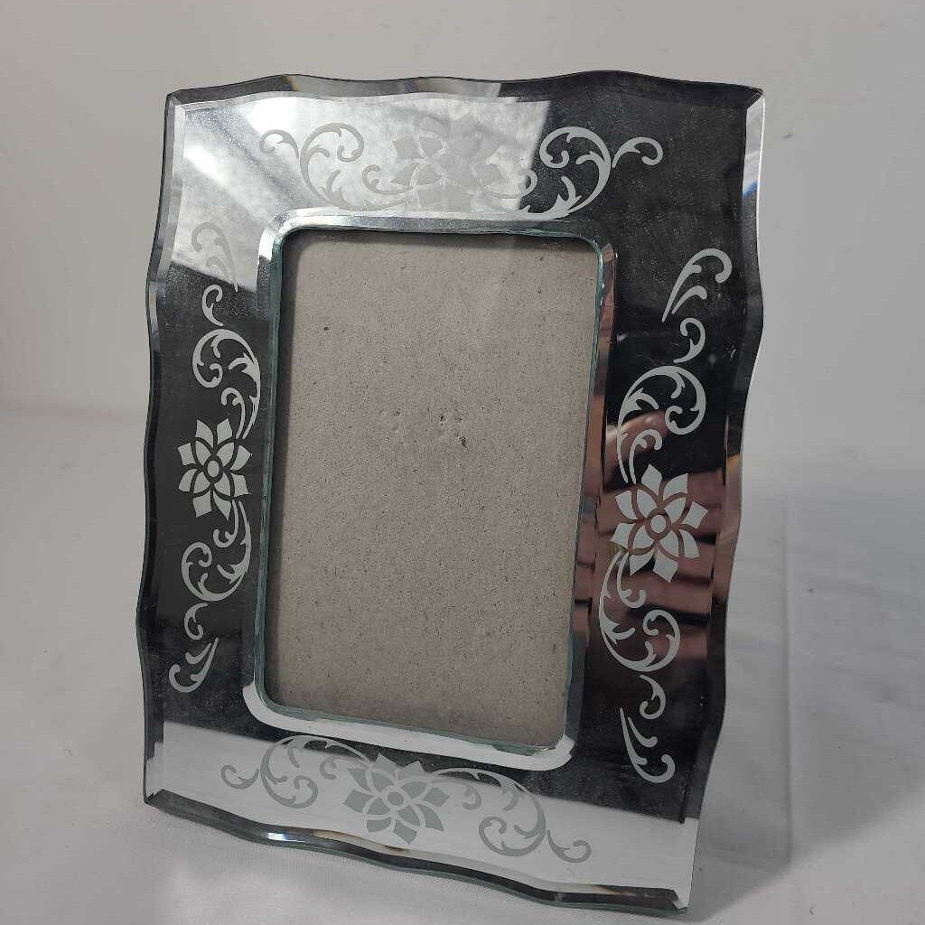 MIRRORED PICTURE FRAME
