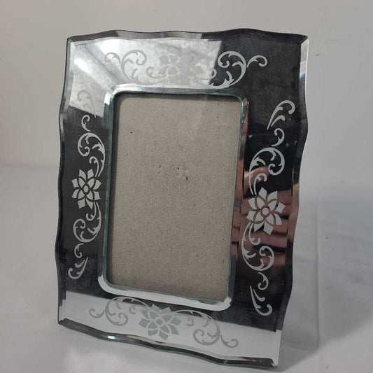 MIRRORED PICTURE FRAME