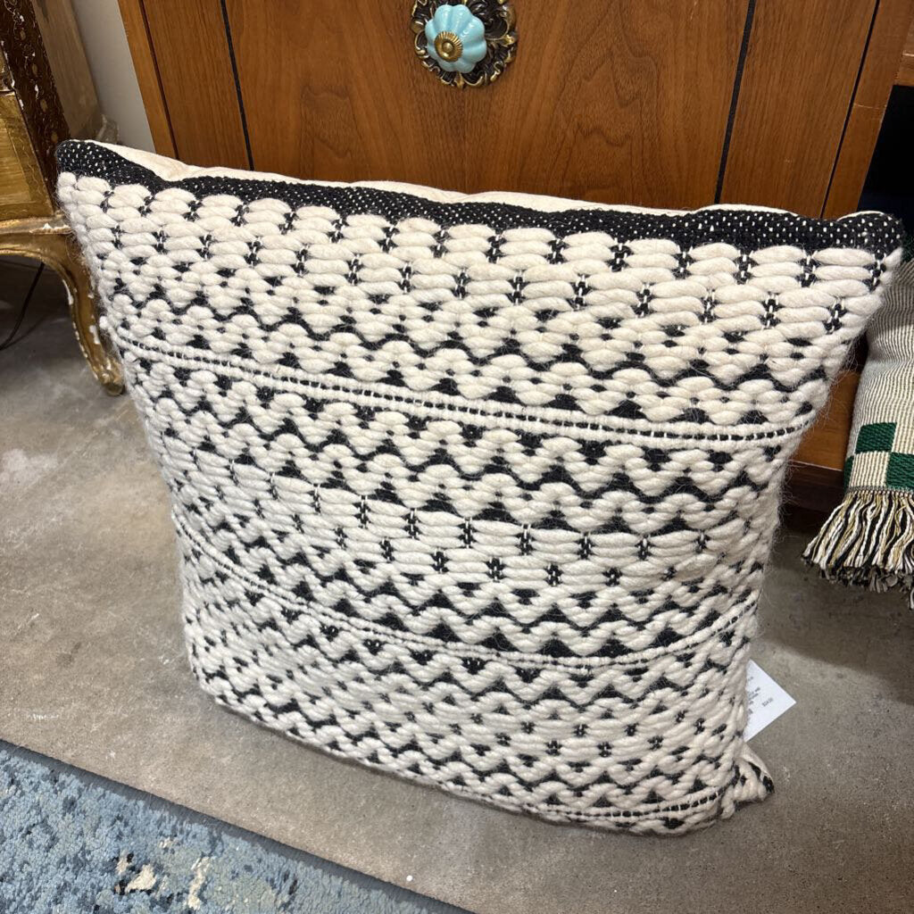 LARGE TEXTURED WOOL ACCENT PILLOW IN BLACK AND CREAM - ZIPPER IS BROKEN - PRICE REFLECTS THIS
