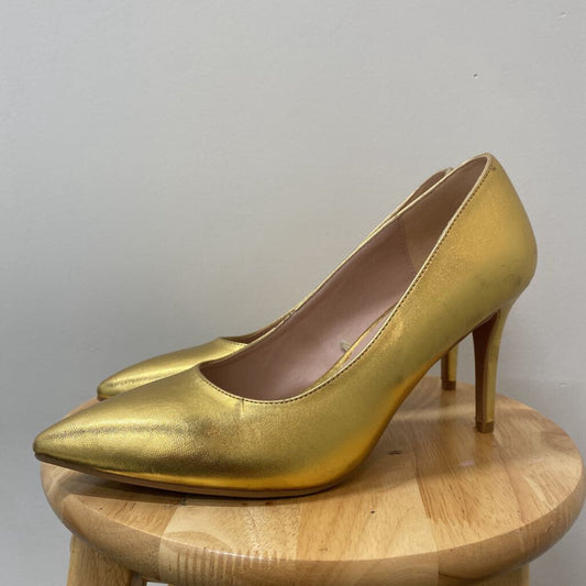 LAUNDRY LIST - GOLD METALLIC POINTED HEELS