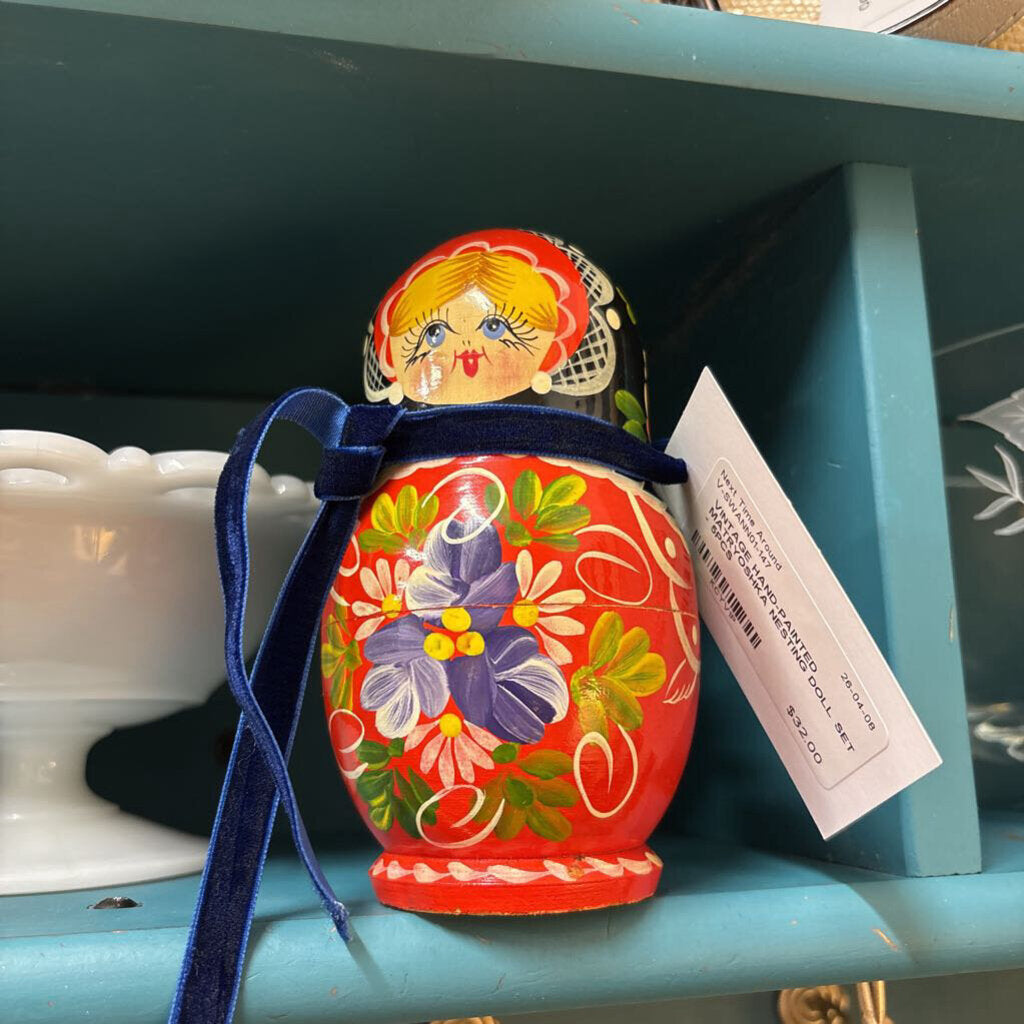 VINTAGE HAND-PAINTED MATRYOSHKA NESTING DOLL SET - 5PCS