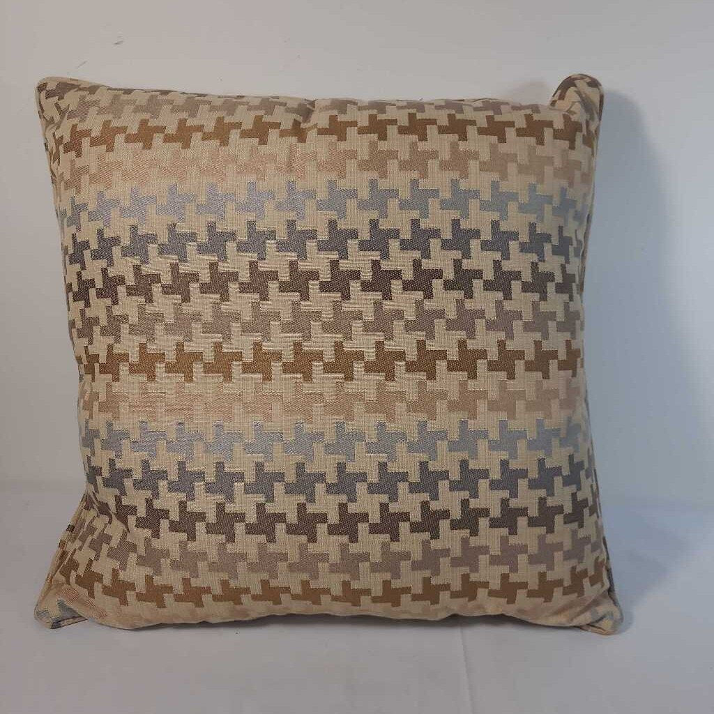 NEUTRAL PATTERN PILLOW