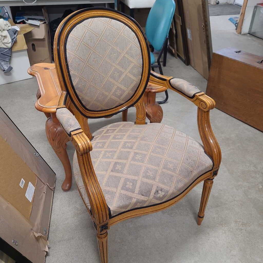 ACCENT CHAIR