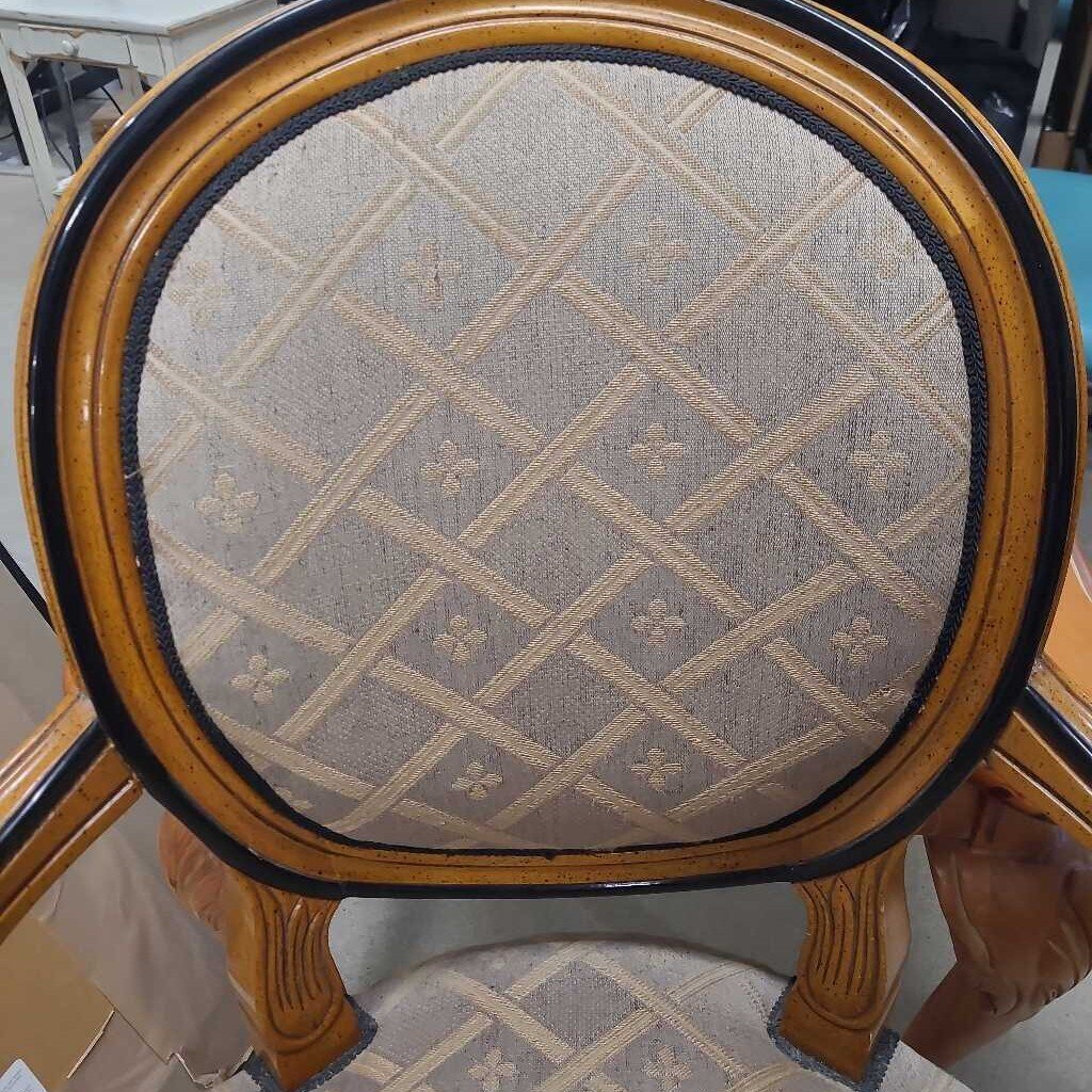 ACCENT CHAIR