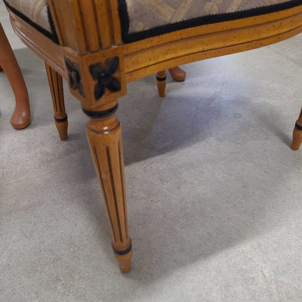 ACCENT CHAIR
