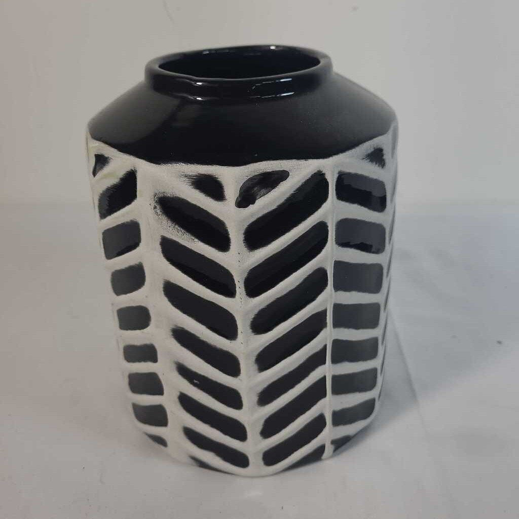 BLACK & WHITE CERAMIC VASE