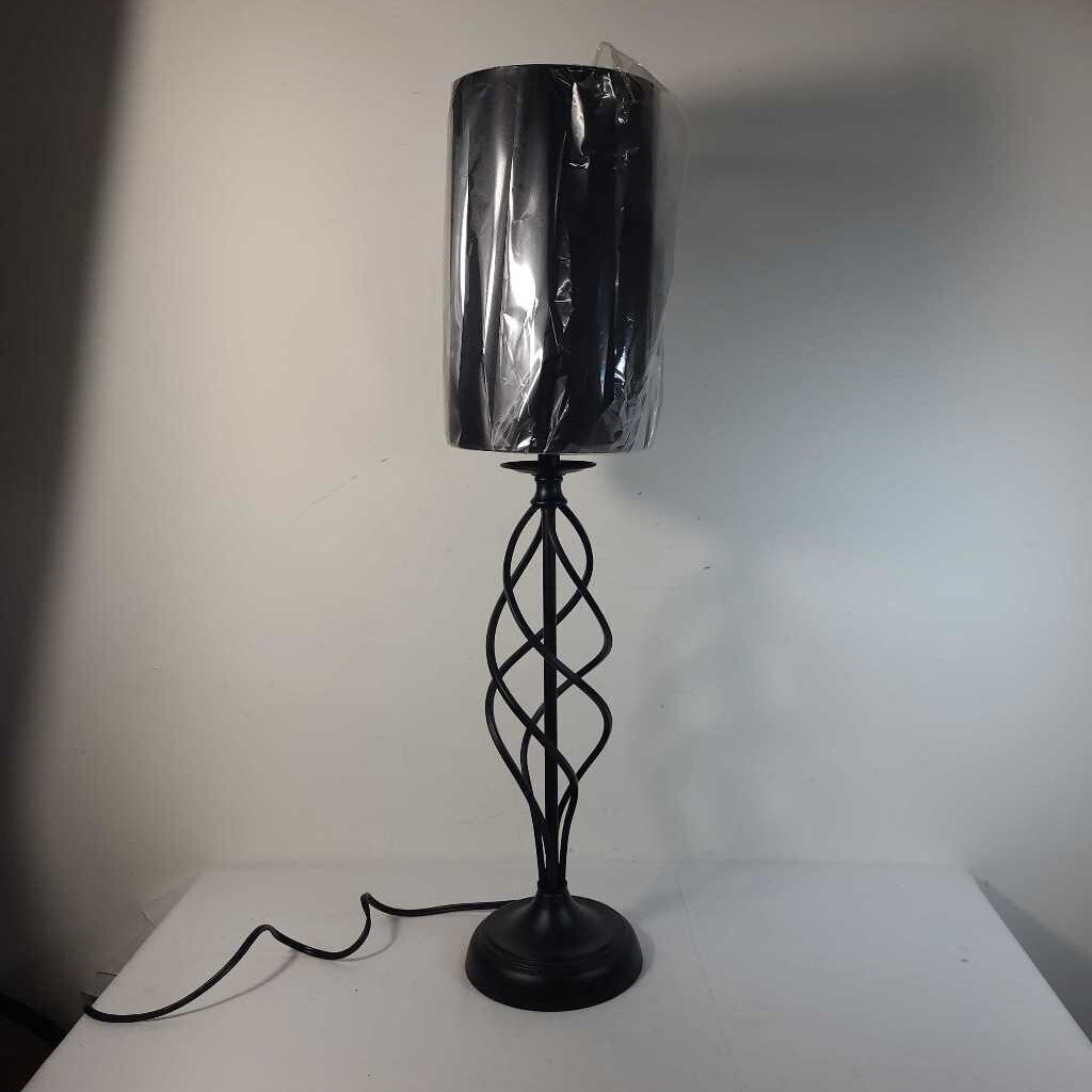 BLACK METAL LAMP W/ SHADE