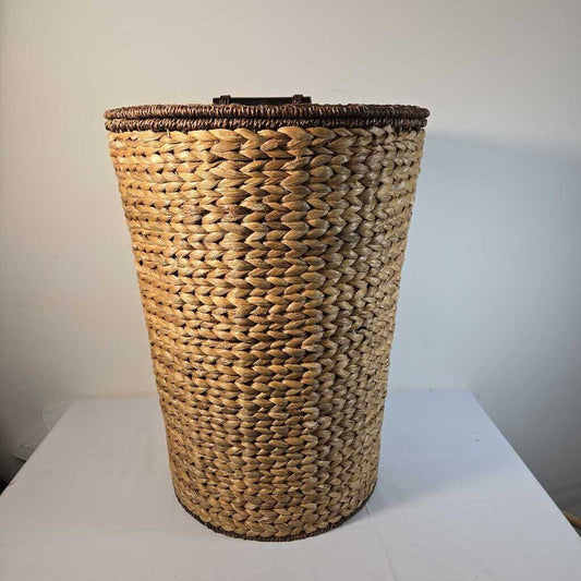 LIDDED LAUNDRY BASKET
