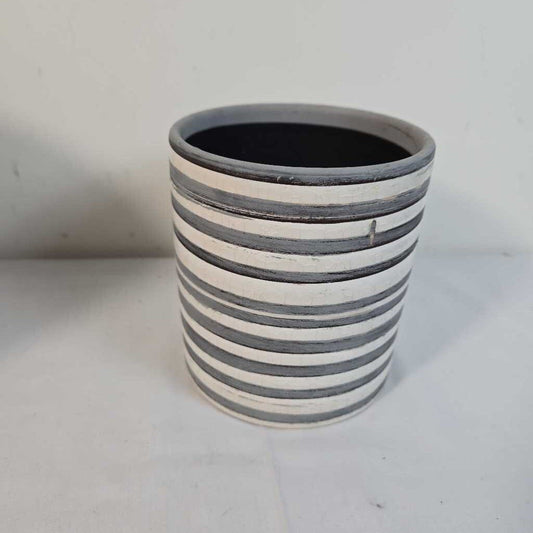 STRIPED GREY & WHITE POT