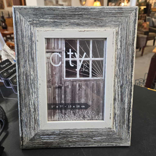 DISTRESSED PICTURE FRAME